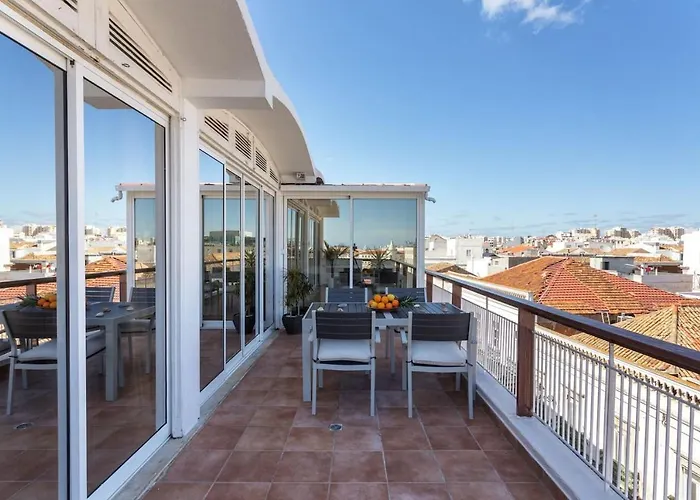Marina Penthouse Center *